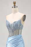 Robe de bal moulante corset perlée en satin bleu