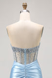 Robe de bal moulante corset perlée en satin bleu