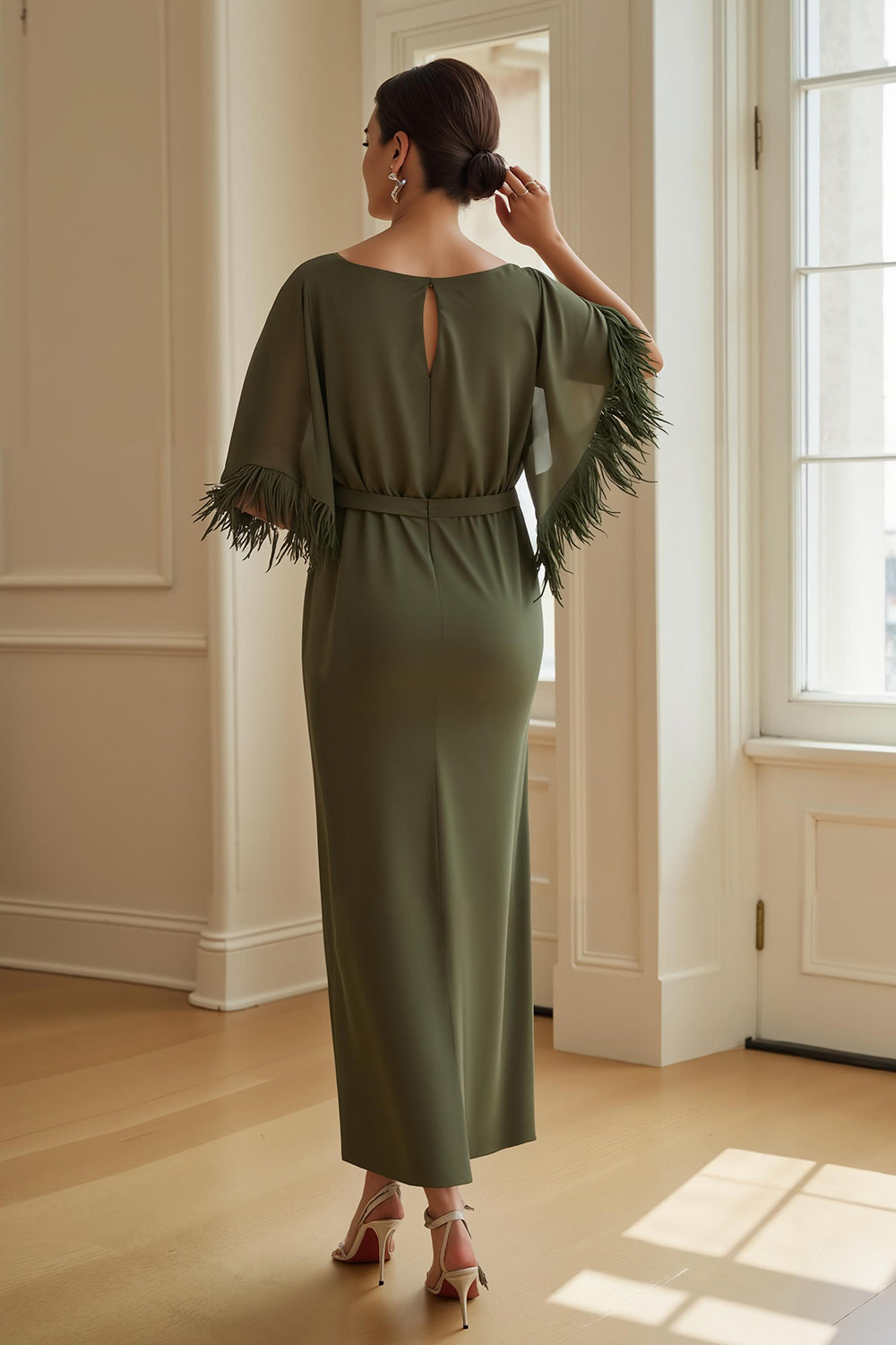 Olive gaine Bateau col thé longueur Robe d’invité de mariage avec plumes
