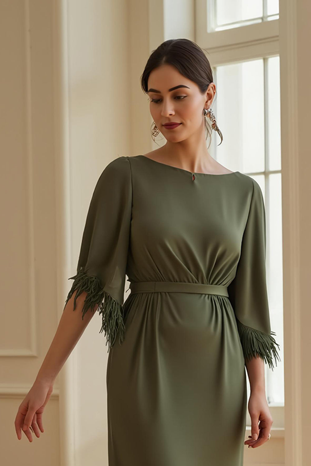 Olive gaine Bateau col thé longueur Robe d’invité de mariage avec plumes