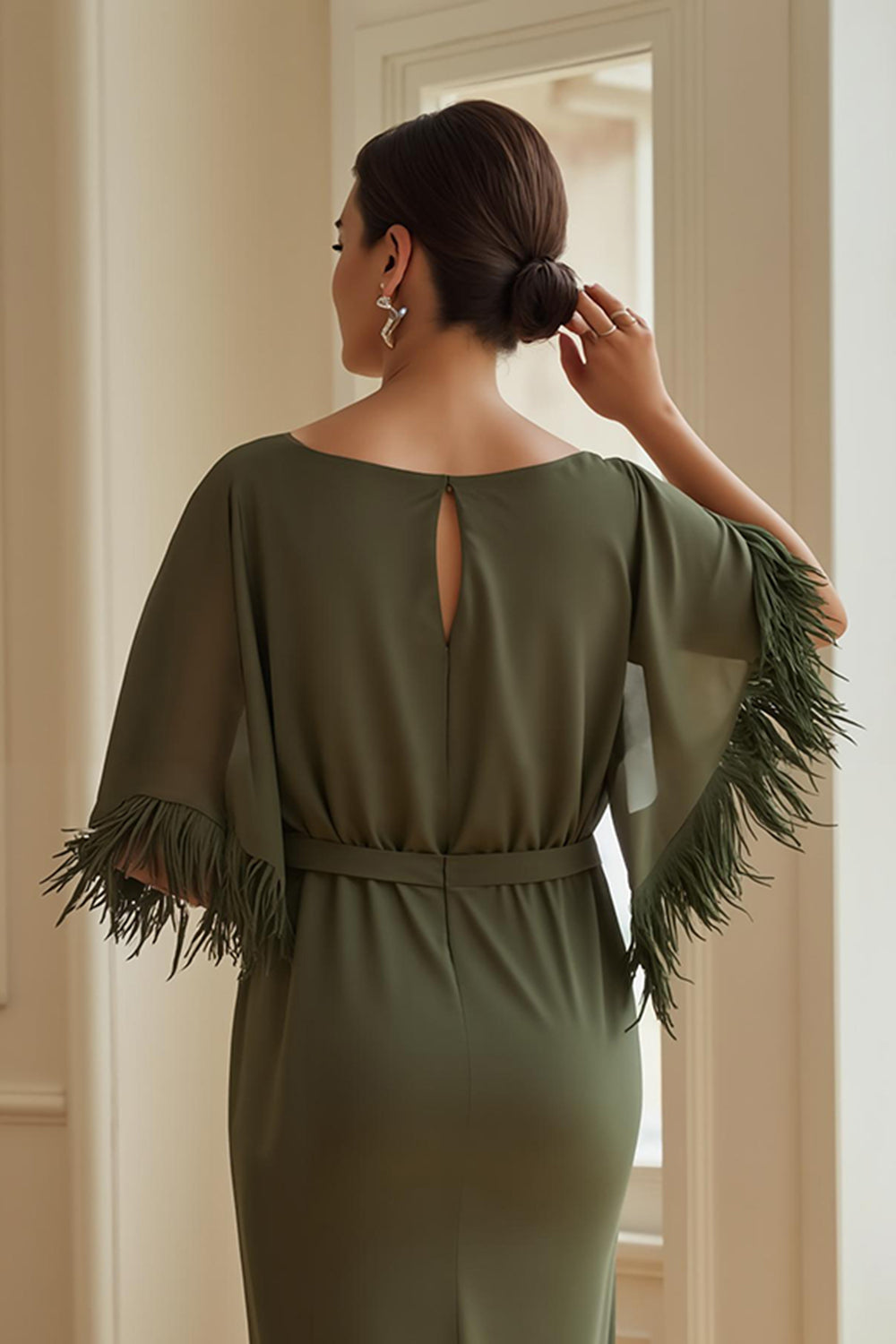 Olive gaine Bateau col thé longueur Robe d’invité de mariage avec plumes
