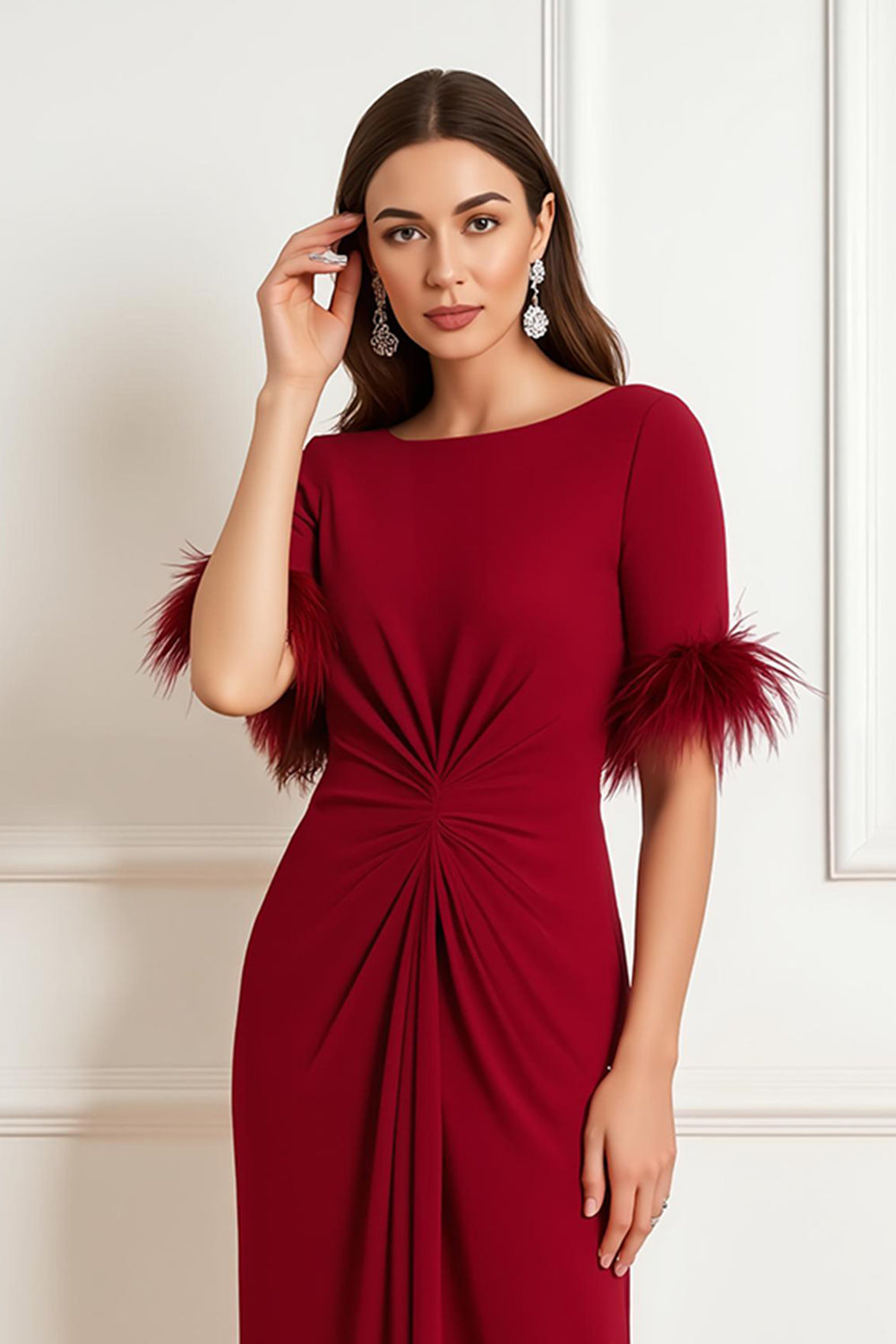 Robe d’invité de mariage à col bateau rouge foncé froncé fourreau avec des plumes