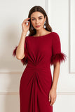 Robe d’invité de mariage à col bateau rouge foncé froncé fourreau avec des plumes