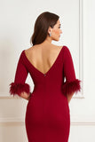 Robe d’invité de mariage à col bateau rouge foncé froncé fourreau avec des plumes
