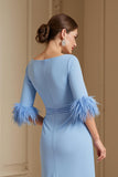 Bleu clair Stretch Satin Bateau Col Fourreau Robe d’invité de mariage avec plume