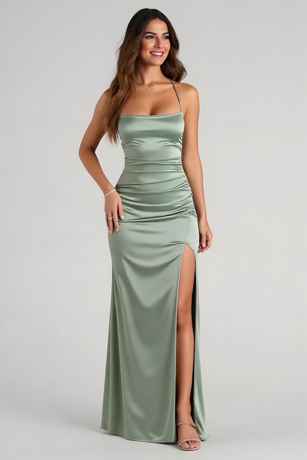 Robe de demoiselle d’honneur longue fourreau froncé en satin d’eucalyptus avec fente