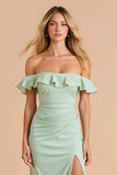 Robe de demoiselle d’honneur maxi épaule dénudée vert clair avec volants