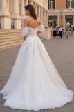 Épaule dénudée ivoire appliqué une robe de mariée à traîne de balayage de ligne