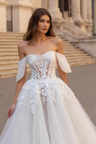 Épaule dénudée ivoire appliqué une robe de mariée à traîne de balayage de ligne