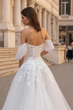 Épaule dénudée ivoire appliqué une robe de mariée à traîne de balayage de ligne