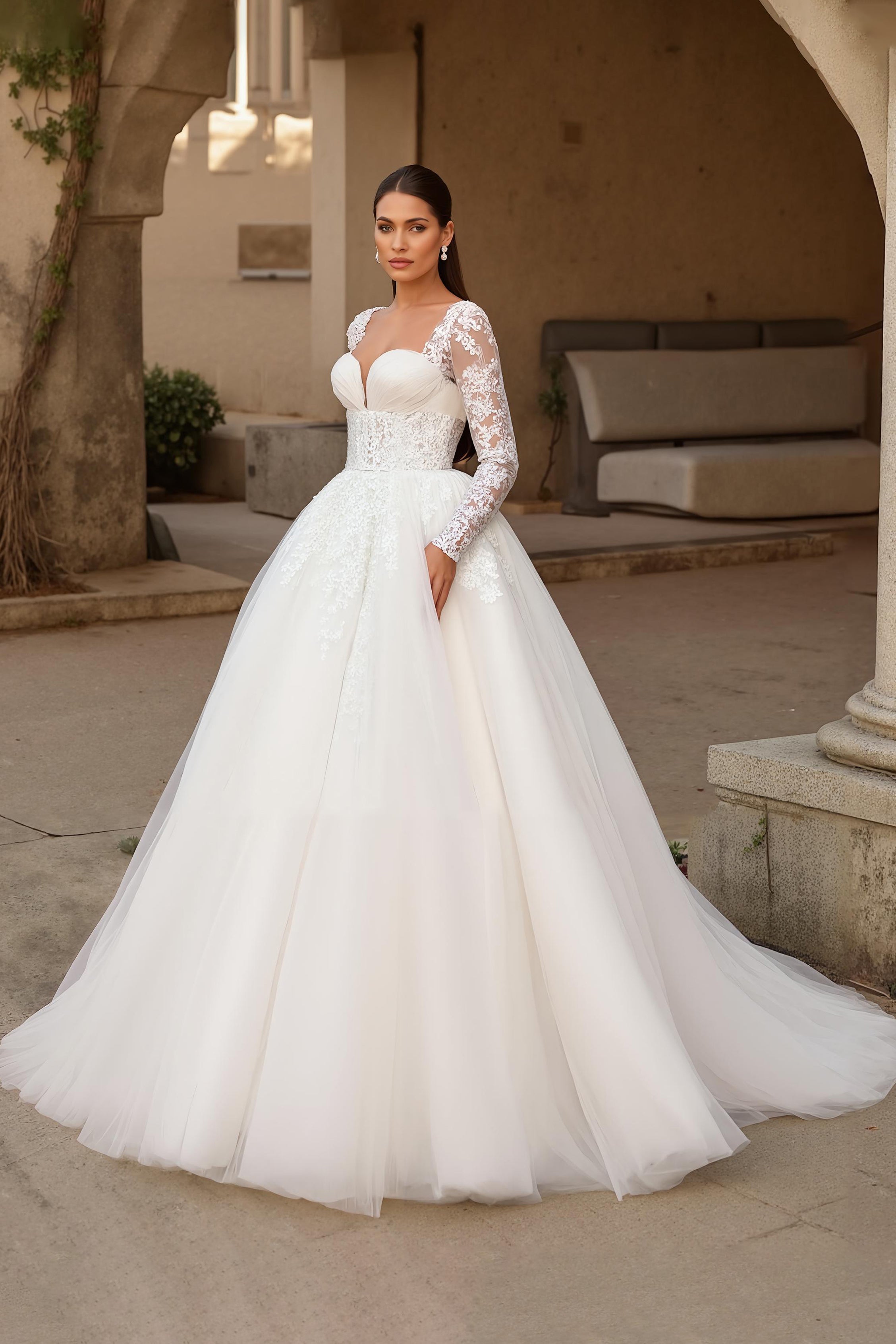 Robe de mariée ivoire à manches longues appliquée Sweep Train