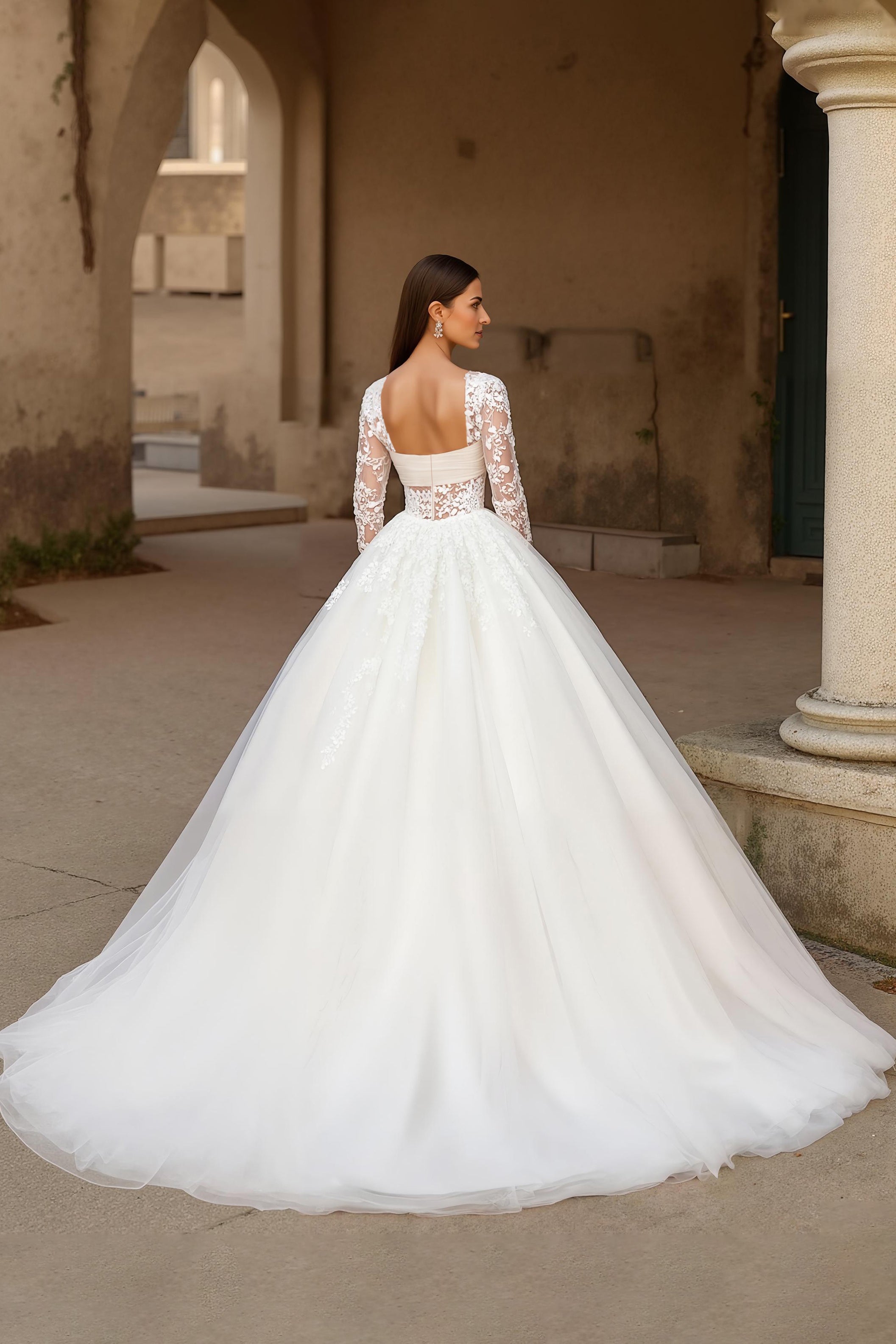 Robe de mariée ivoire à manches longues appliquée Sweep Train