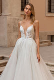 Ivoire dos nu Une robe de mariée à traîne de balayage de ligne avec dentelle