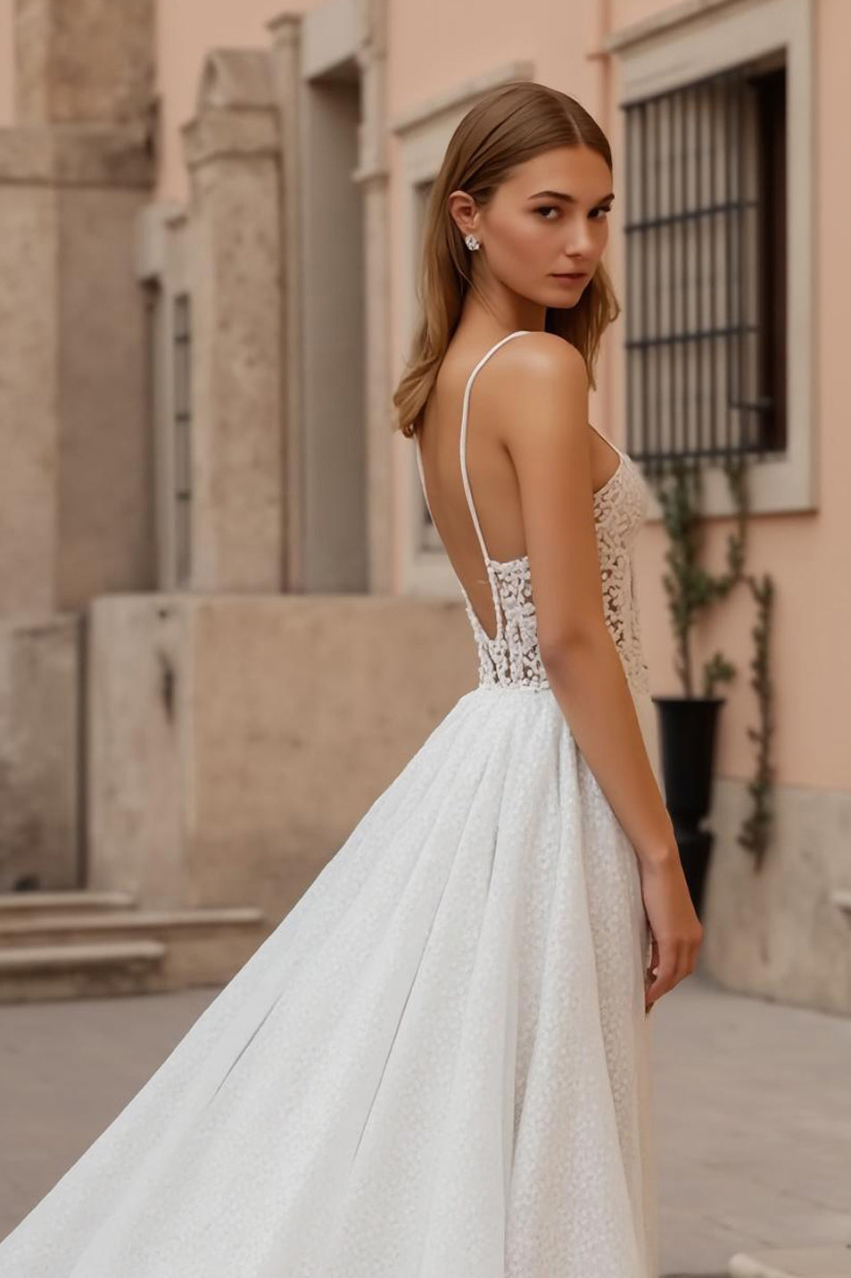 Ivoire dos nu Une robe de mariée à traîne de balayage de ligne avec dentelle