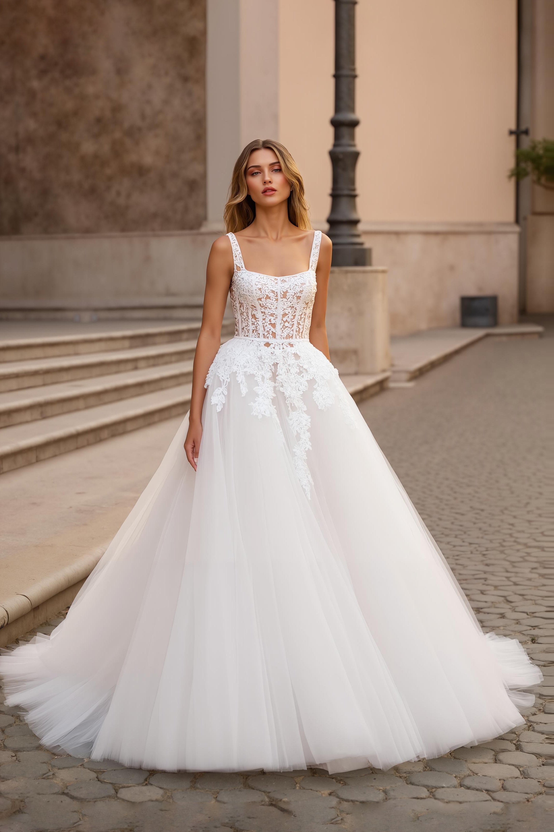 Ivoire Une Ligne Corset Col Carré Tulle Court Train Robe De Mariée Avec Dentelle