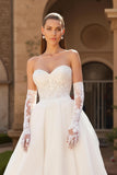 Une ligne Corset bustier ivoire Sweetheart Tulle Court Train Robe de mariée avec dentelle
