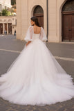 Ivoire Une ligne Col carré Demi-manches Tulle Court Train Robe de mariée