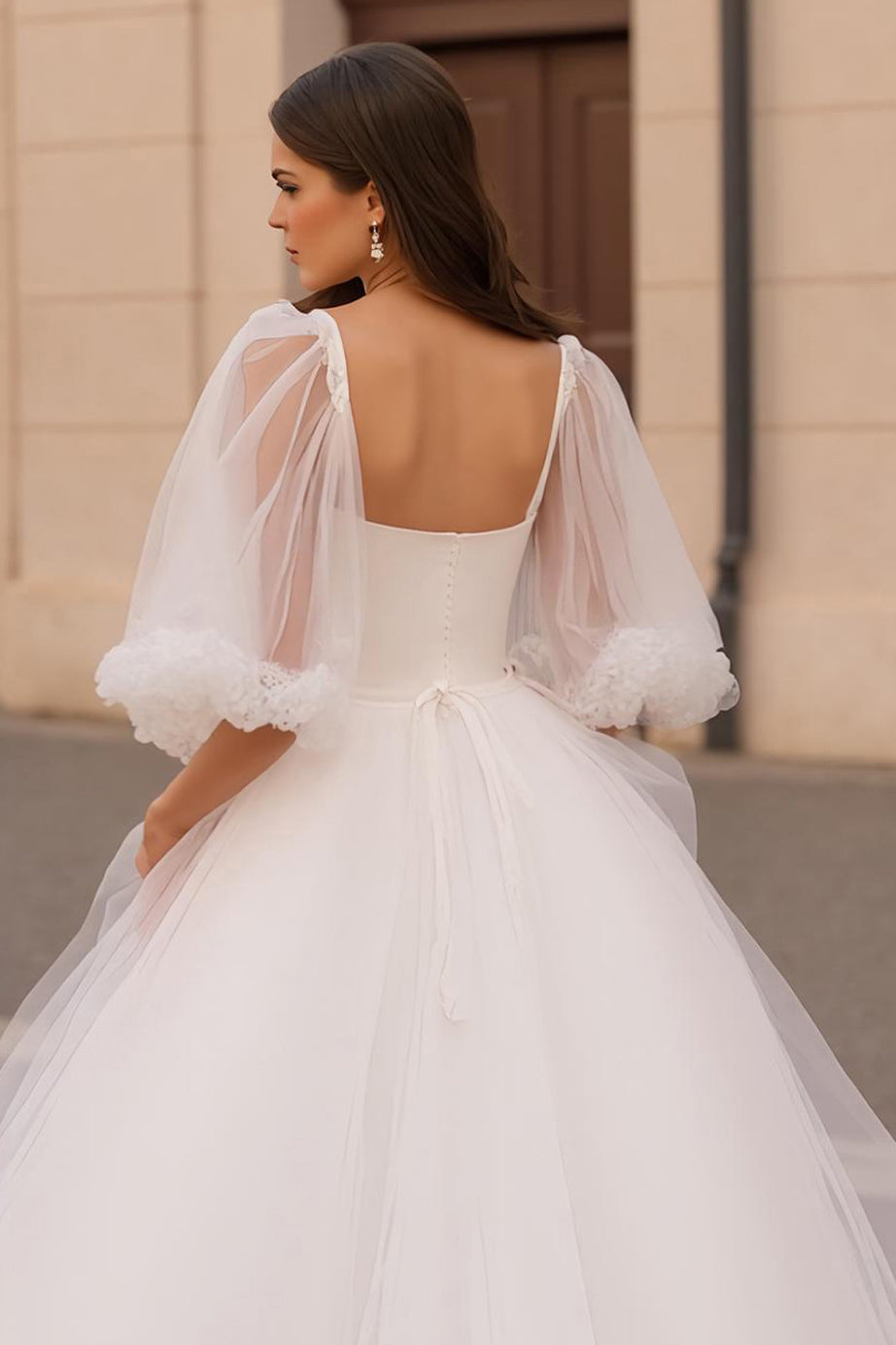 Ivoire Une ligne Col carré Demi-manches Tulle Court Train Robe de mariée