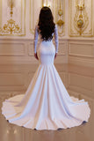 Robe de mariée en satin blanc sirène à col haut froncé avec dentelle