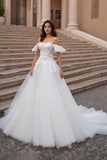 Tulle ivoire à épaules dénudées Une robe de mariée longue appliquée à une ligne