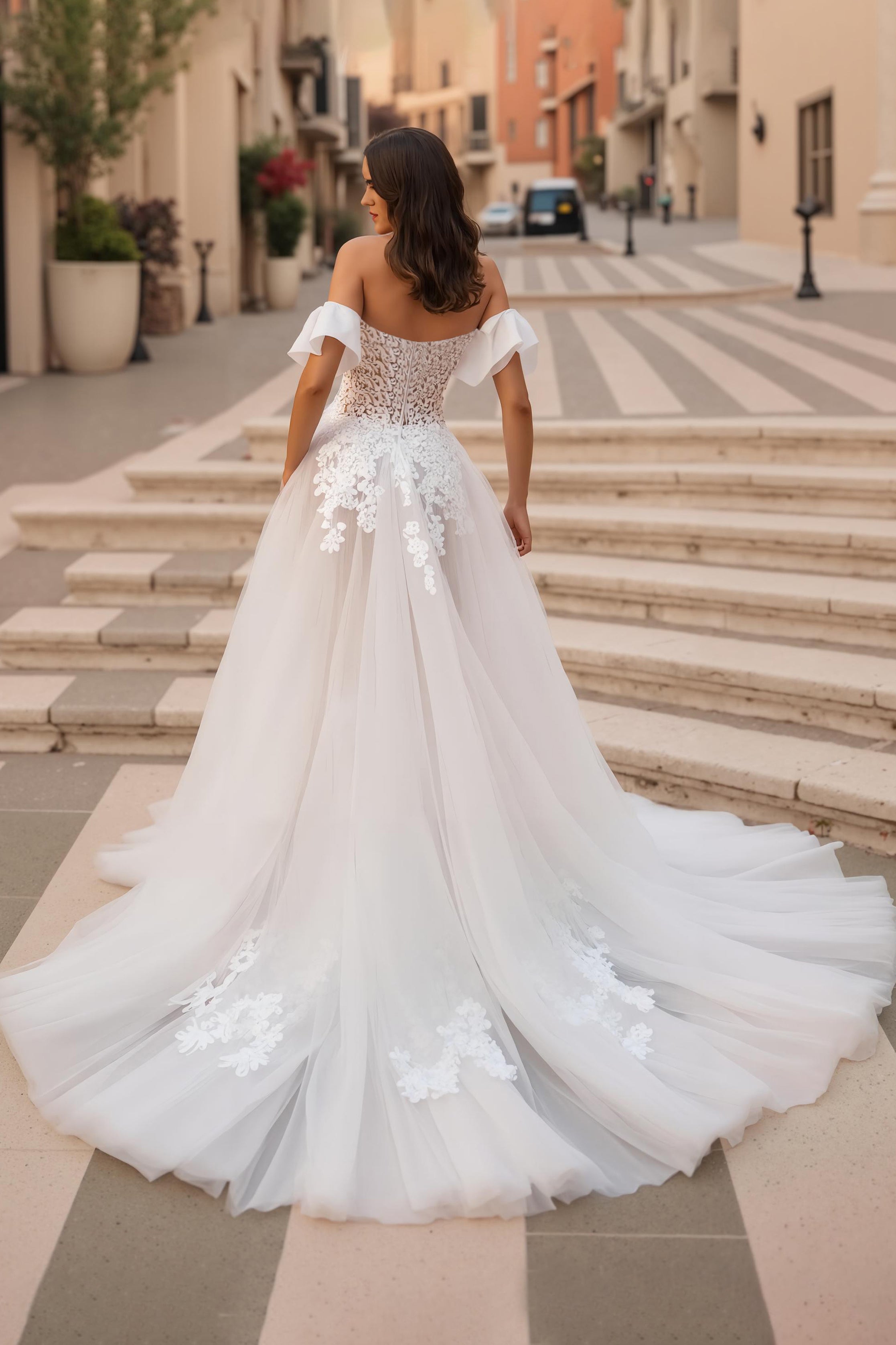 Tulle ivoire à épaules dénudées Une robe de mariée longue appliquée à une ligne