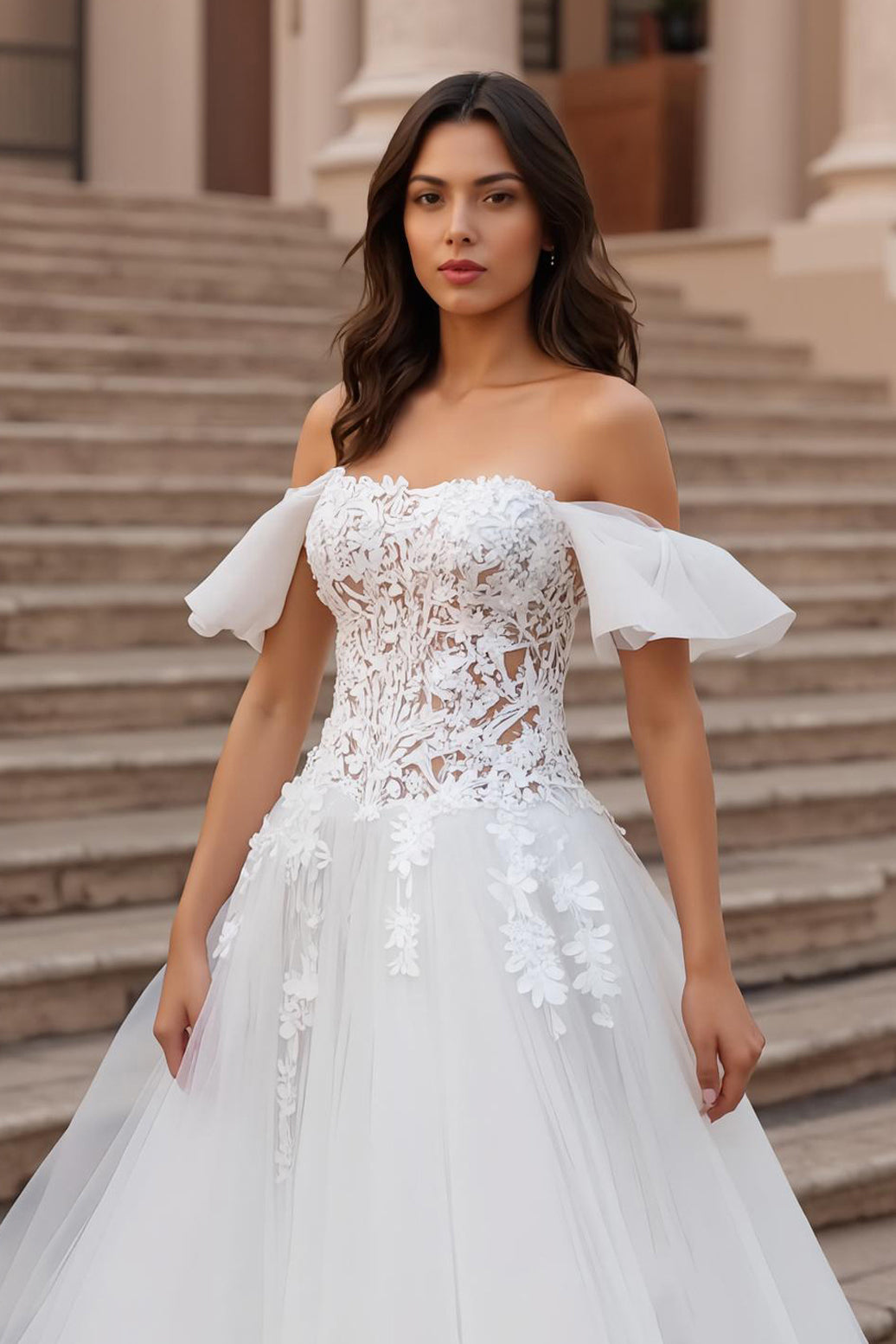 Tulle ivoire à épaules dénudées Une robe de mariée longue appliquée à une ligne