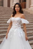 Tulle ivoire à épaules dénudées Une robe de mariée longue appliquée à une ligne