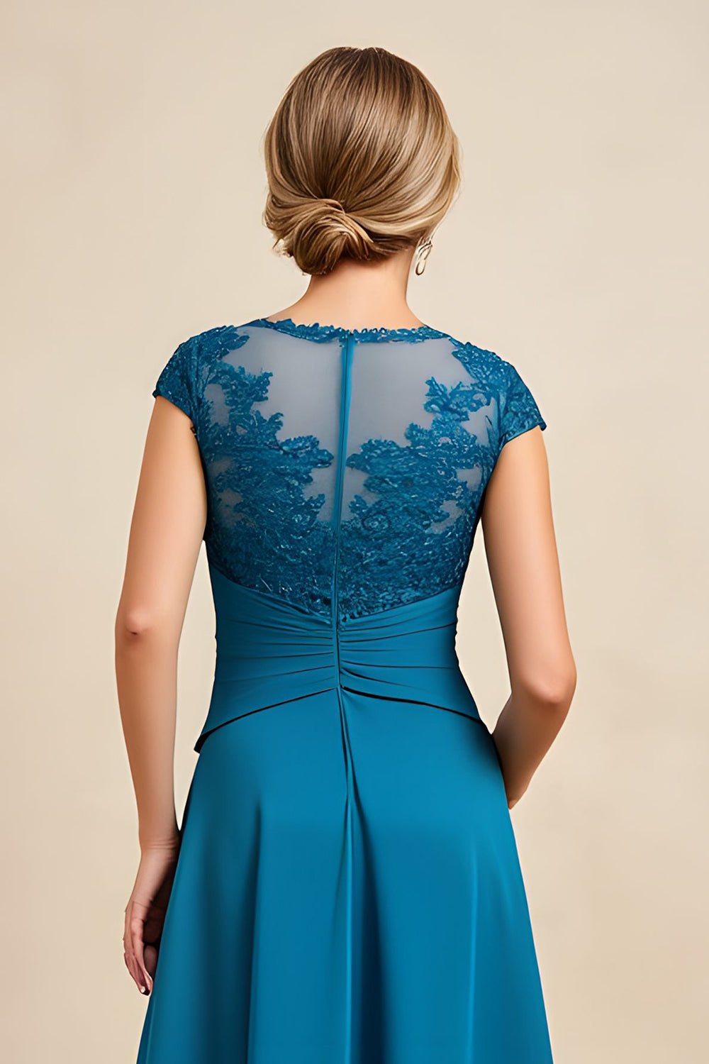 Bleu paon trapèze col bateau froncé robe mère de la mariée avec appliques de dentelle