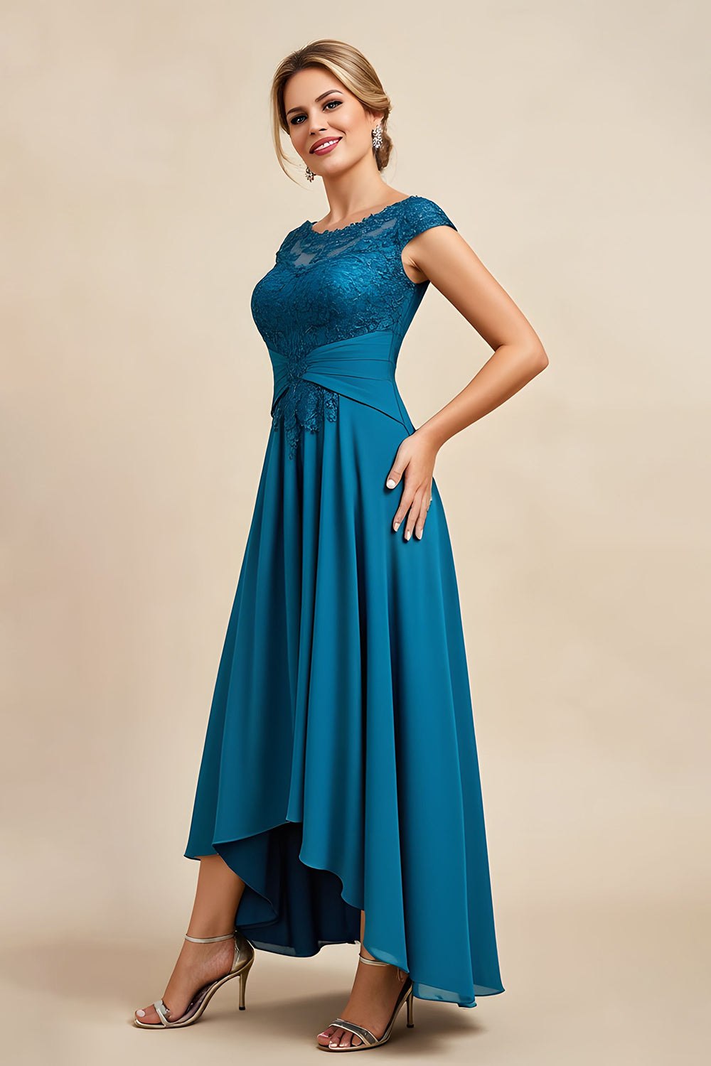 Bleu paon trapèze col bateau froncé robe mère de la mariée avec appliques de dentelle