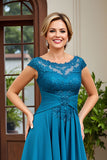 Bleu paon trapèze col bateau froncé robe mère de la mariée avec appliques de dentelle