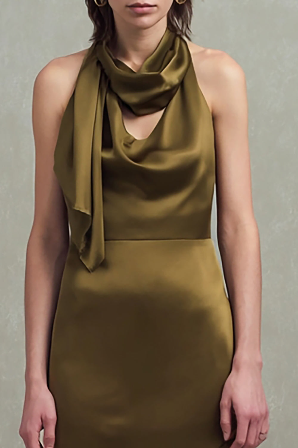 Robe longue formelle fourreau en satin olive avec volants