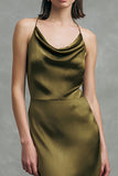 Robe longue formelle à col bénitier en satin olive avec volants
