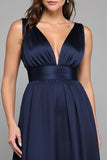 Robe longue formelle en mousseline de soie bleu marine à col en V