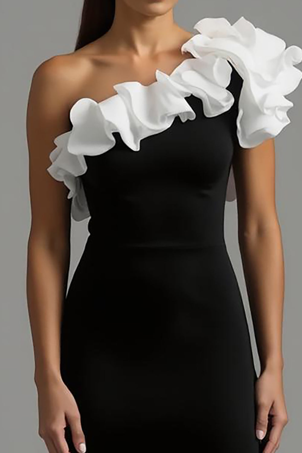 Noir et blanc Une ligne Une épaule longue robe formelle avec volants