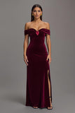 Robe longue formelle en velours bordeaux à épaules dénudées avec fente