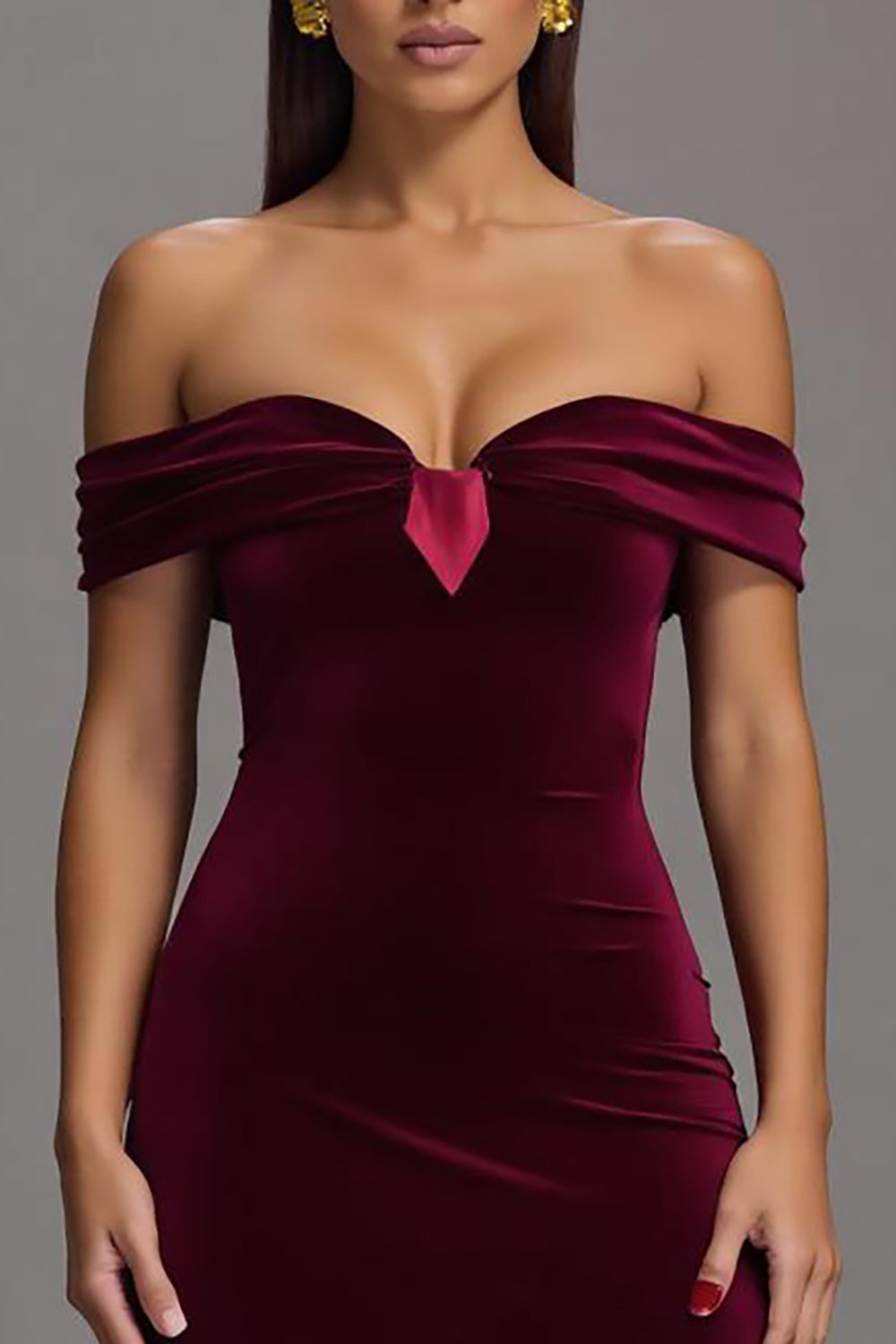 Robe longue formelle en velours bordeaux à épaules dénudées avec fente