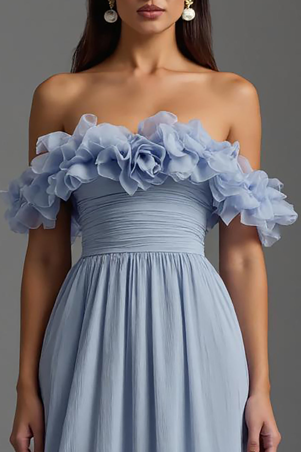 Robe formelle en mousseline de soie à épaules froncées bleu ciel avec volants