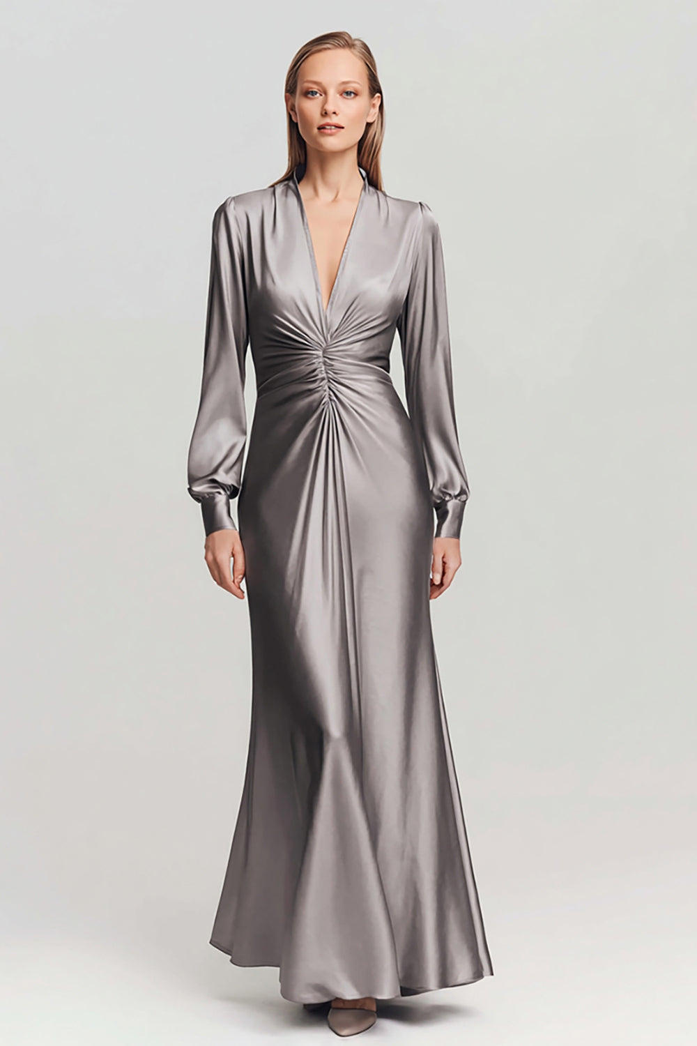 Robe longue formelle en satin gris froncé à col en V