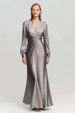 Robe longue formelle en satin gris froncé à col en V