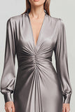 Robe longue formelle en satin gris froncé à col en V