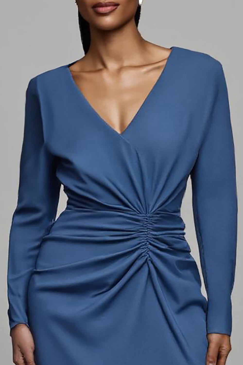 Robe de travail midi en satin froncé bleu poussiéreux avec manches