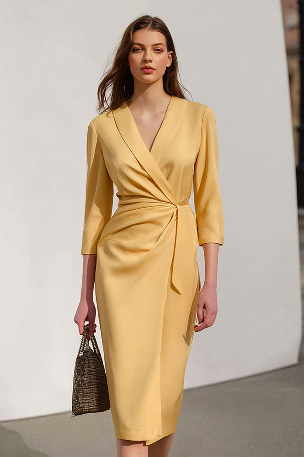 Robe de travail gainée froncée à revers châle jaune à manches 3/4