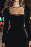 Robe de bal en velours noir à col carré
