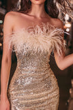 Robe de cocktail courte moulante sans bretelles à paillettes dorées scintillantes avec plumes