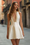 Robe de cocktail courte en tweed ivoire à col en V