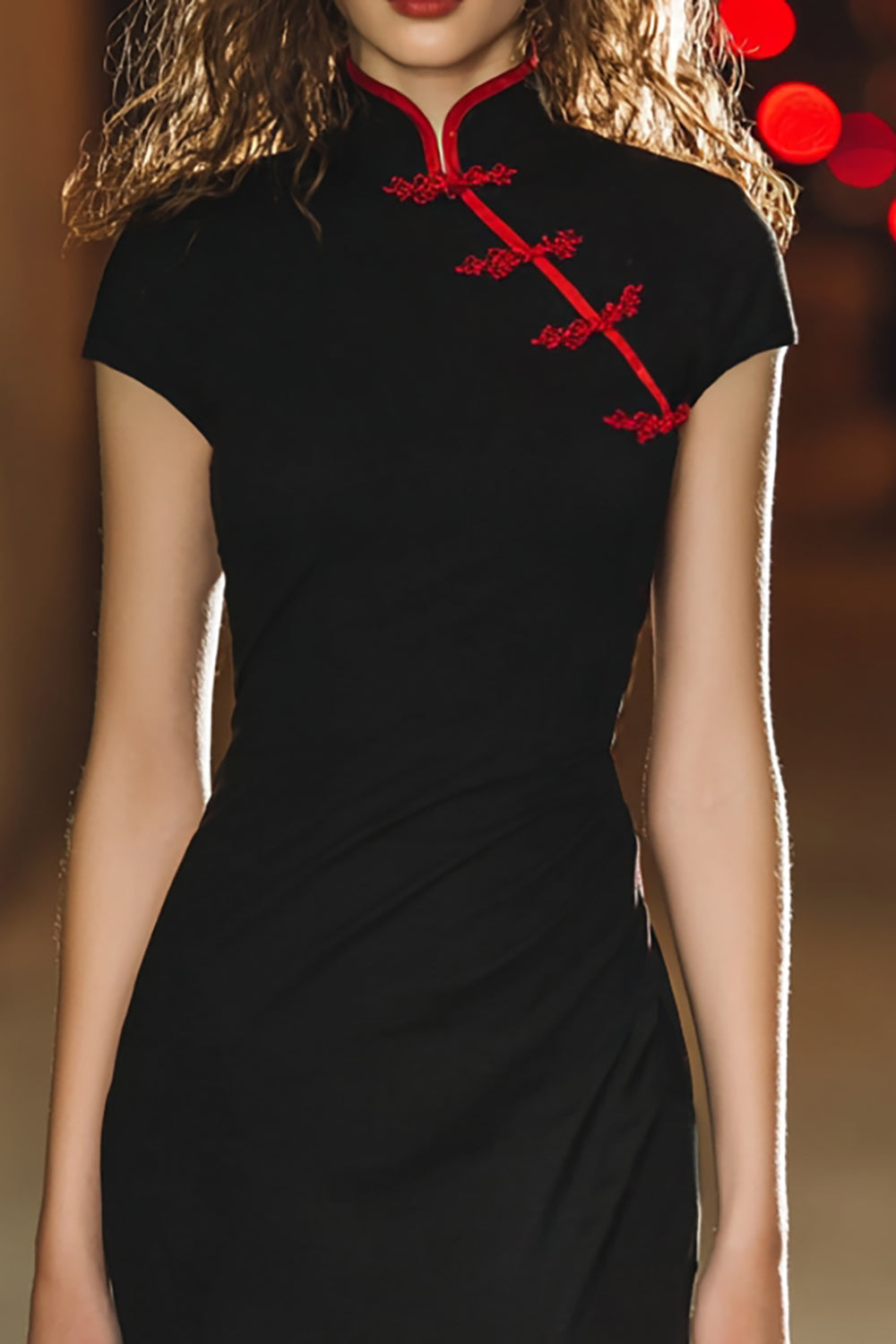 Robe de cocktail courte moulante à col montant en satin noir avec manches