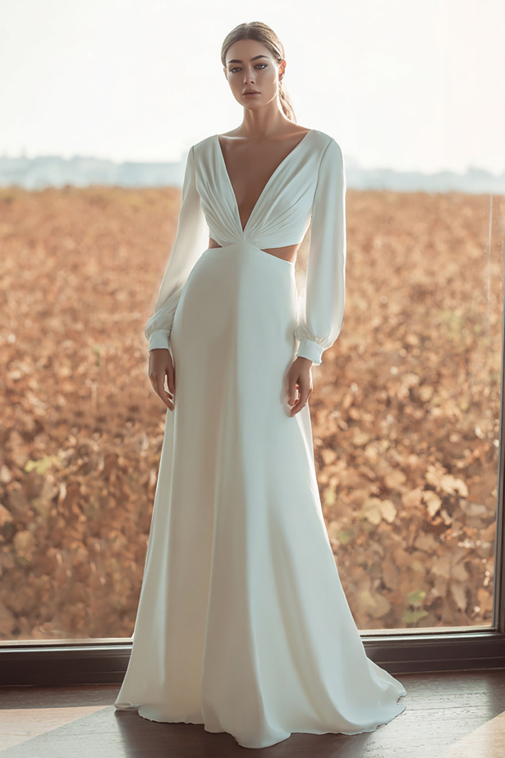 Une robe de mariée découpée ivoire à col en V avec des manches longues