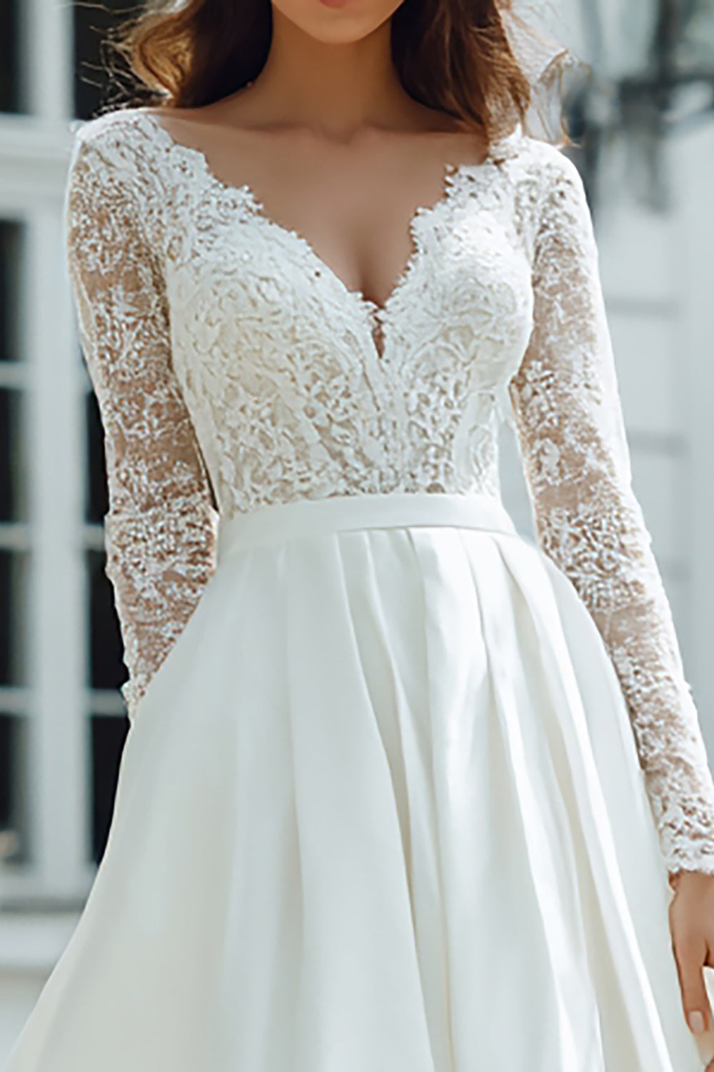 Robe de mariée en dentelle à manches longues ivoire à col en V