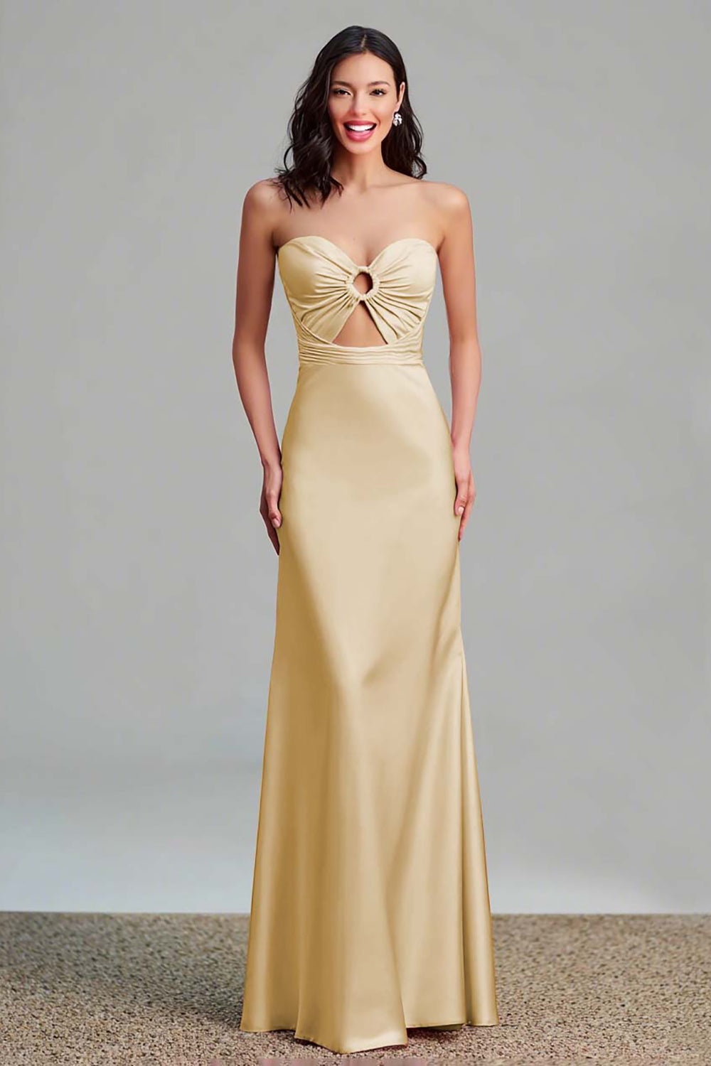 Robe longue formelle sans bretelles en satin rose découpé