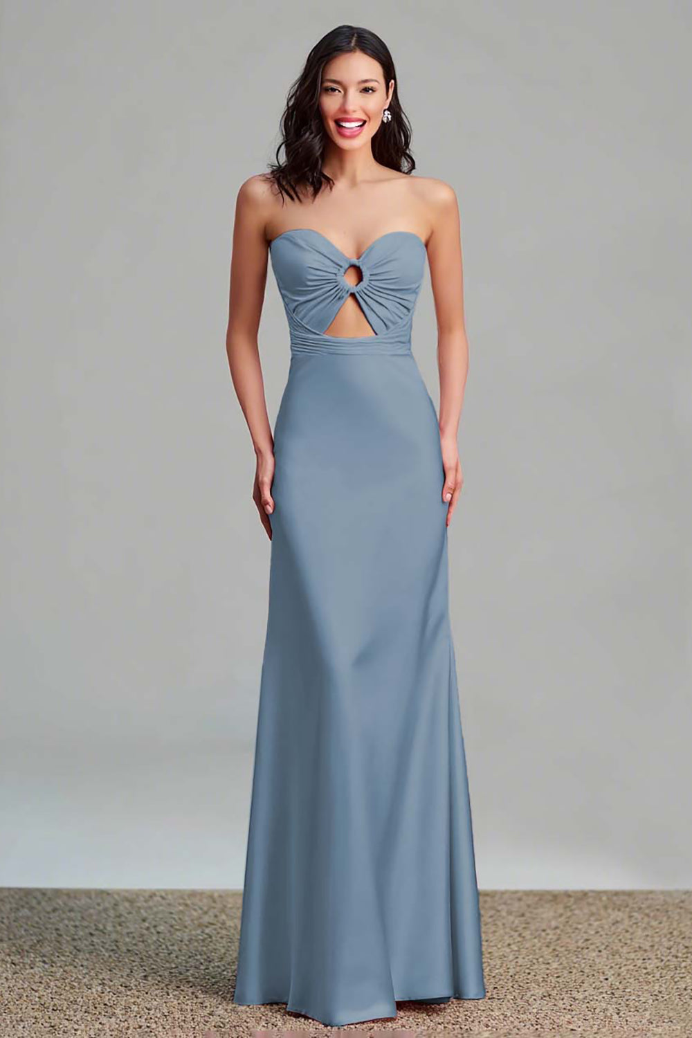 Robe longue formelle sans bretelles en satin rose découpé